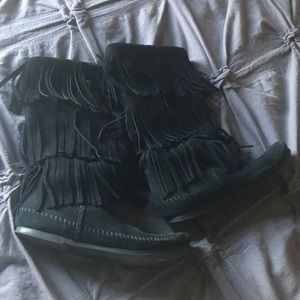 Minnetonka 3 Tier Fringe Black Moccasin Boots Sz 6